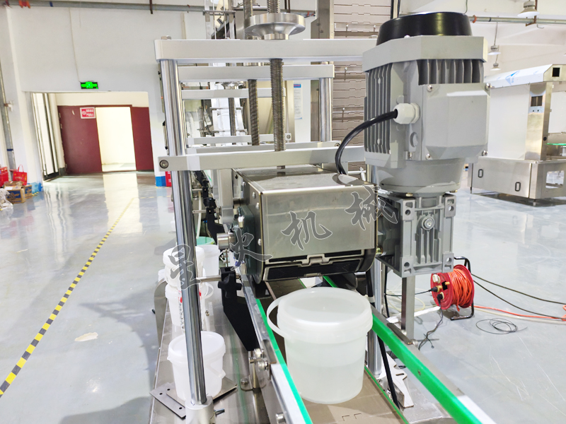 江蘇自動封口機(jī)-塑料桶壓蓋機(jī)